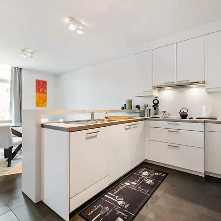 Classy In Center With Large Balcony * גנט
