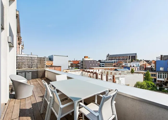 Classy In Center With Large Balcony Gent